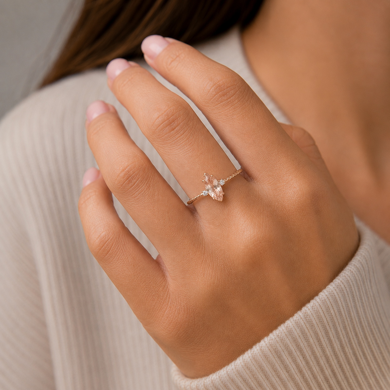 585 Rotgold Ring mit Turmalin im Marquise-Schliff und kleinen Brillanten