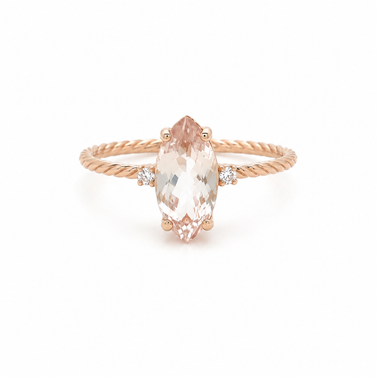 585 Rotgold Ring mit Turmalin im Marquise-Schliff und kleinen Brillant-Seitensteinen – auch als Verlobungsring geeignet.