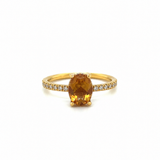 Ring aus 750 Gelbgold mit Sultanit Farbwechselstein und 0,27 ct G-VS Brillanten in eleganter Pavé-Fassung.