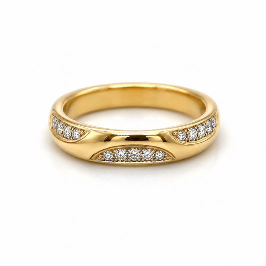 Brillantring aus 750 Gelbgold mit rundum verlaufenden TW-SI Brillanten und geschwungenem Design.