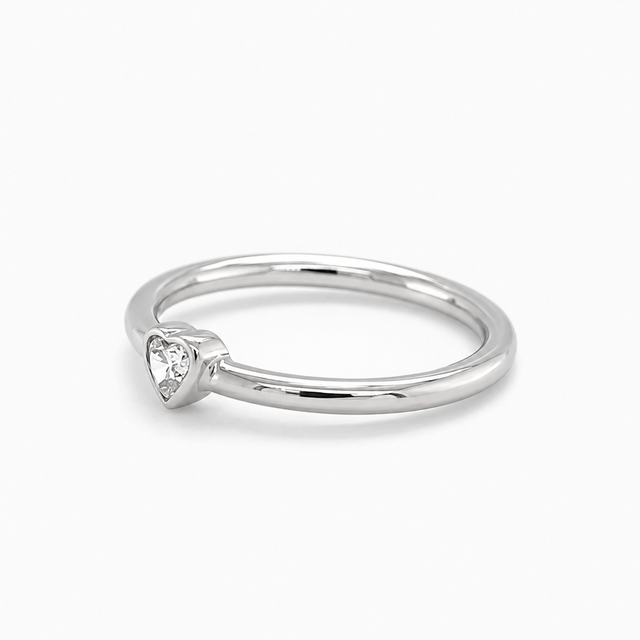 Eleganter Weißgold Herzring mit funkelndem Diamanten