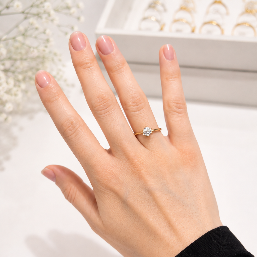 Feiner Zirkonia Ring 585 Gelbgold getragen an der Hand
