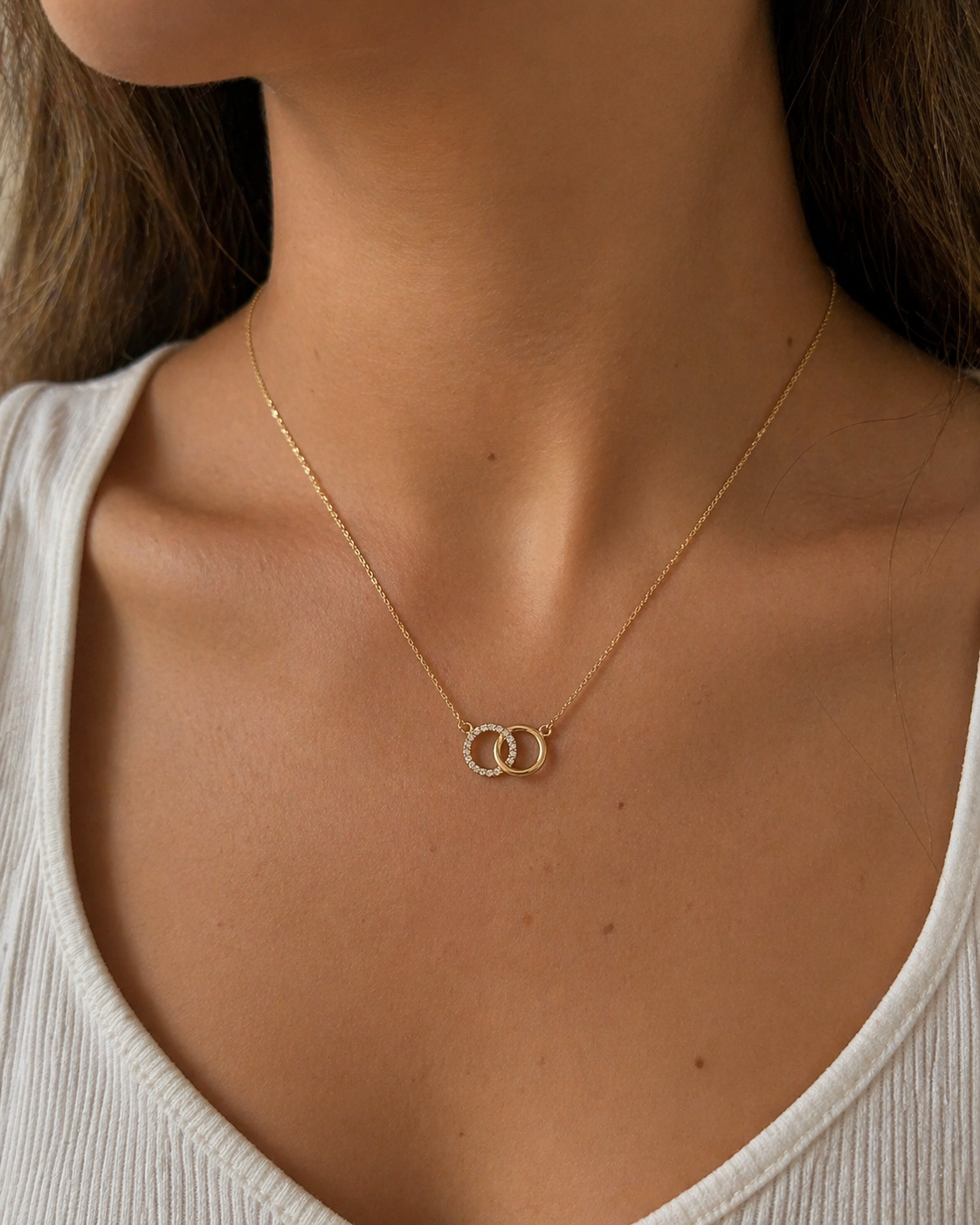 Kette aus 585 Gelbgold mit Zirkonia Anhänger – Zwei ineinandergreifende Ringe