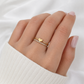 Ring aus 585 Gelbgold mit Herz-Motiv und Zirkonia getragen