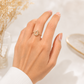 Goldring mit offenem ovalem Zierelement und Zirkonia-Besatz