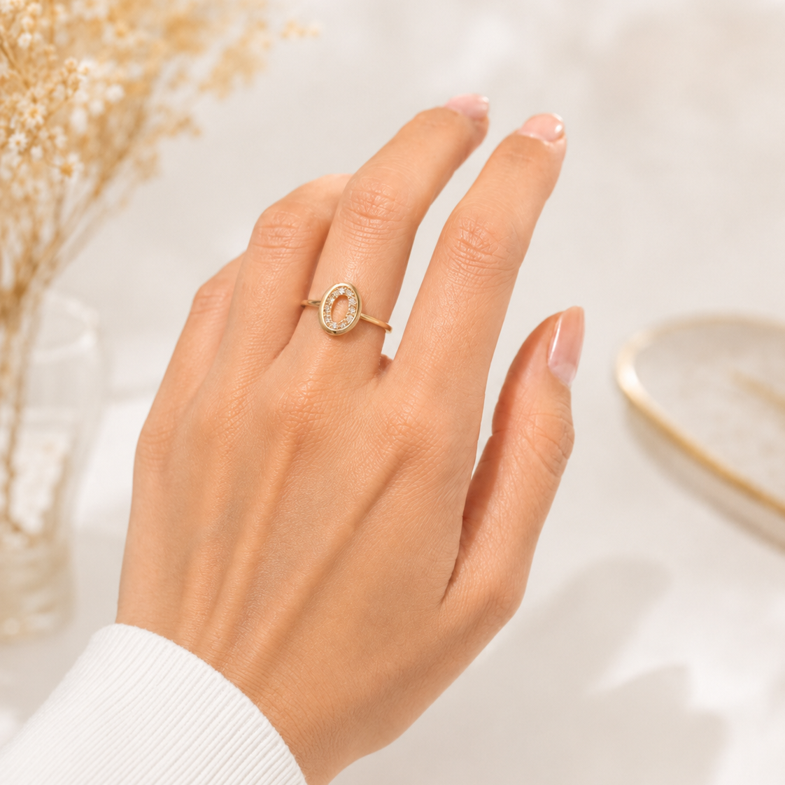 Goldring mit offenem ovalem Zierelement und Zirkonia-Besatz