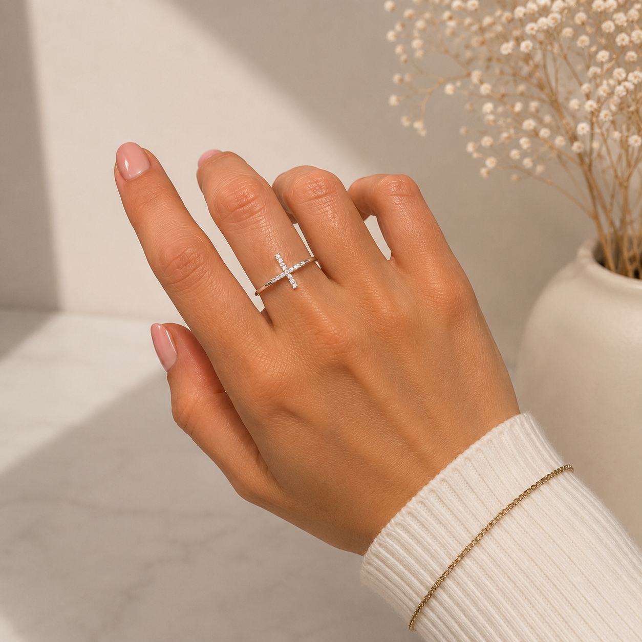 Feiner Diamantring aus 585er Weißgold mit Kreuzmotiv