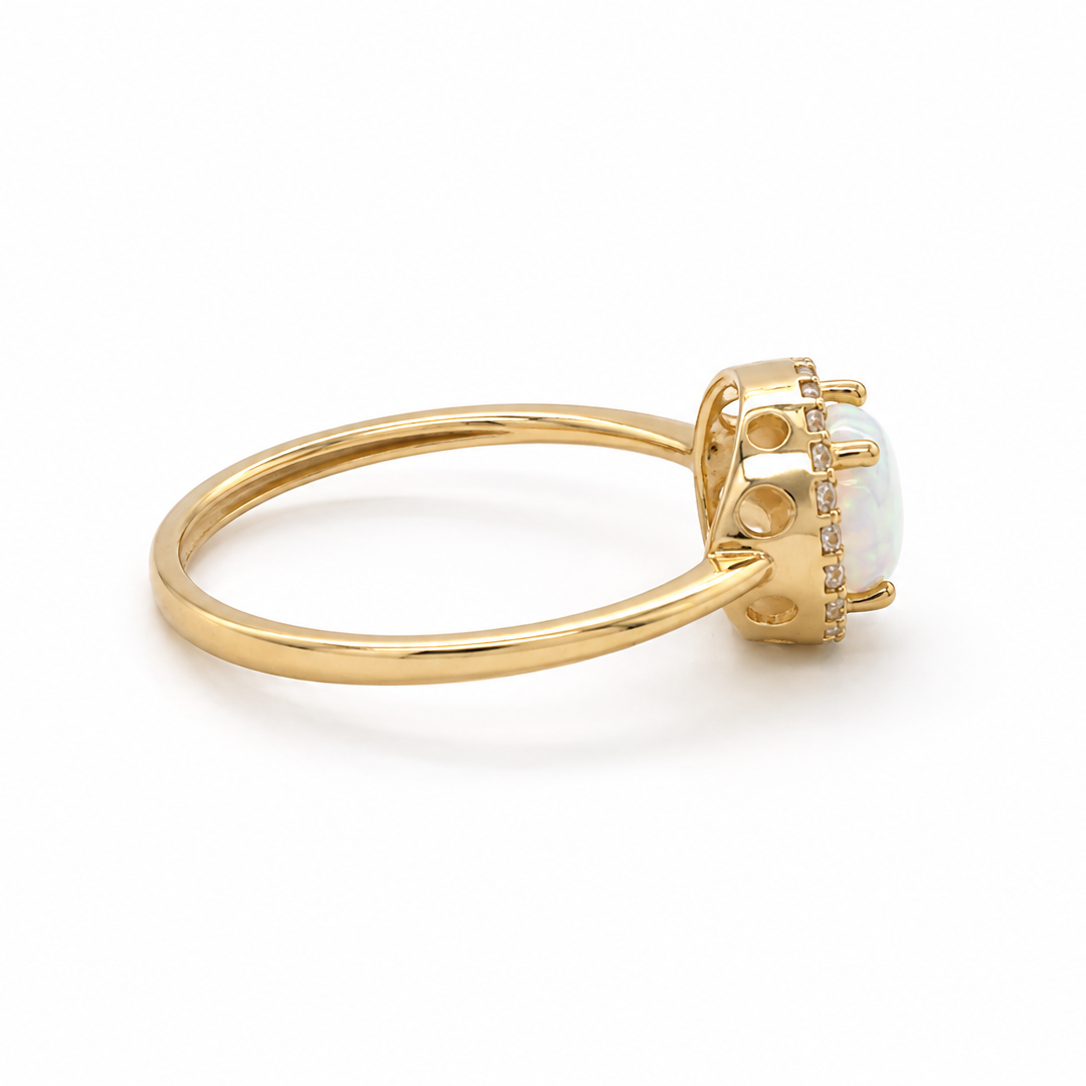 Gelbgoldring mit rundem Opal und funkelndem Steinbesatz