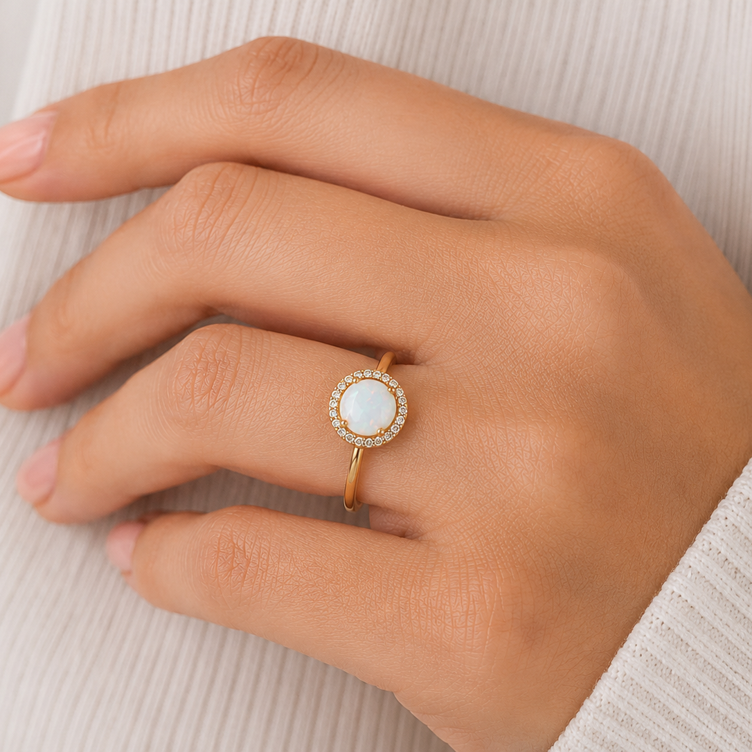 Feiner Goldring mit Opal und Zirkonia getragen am Finger