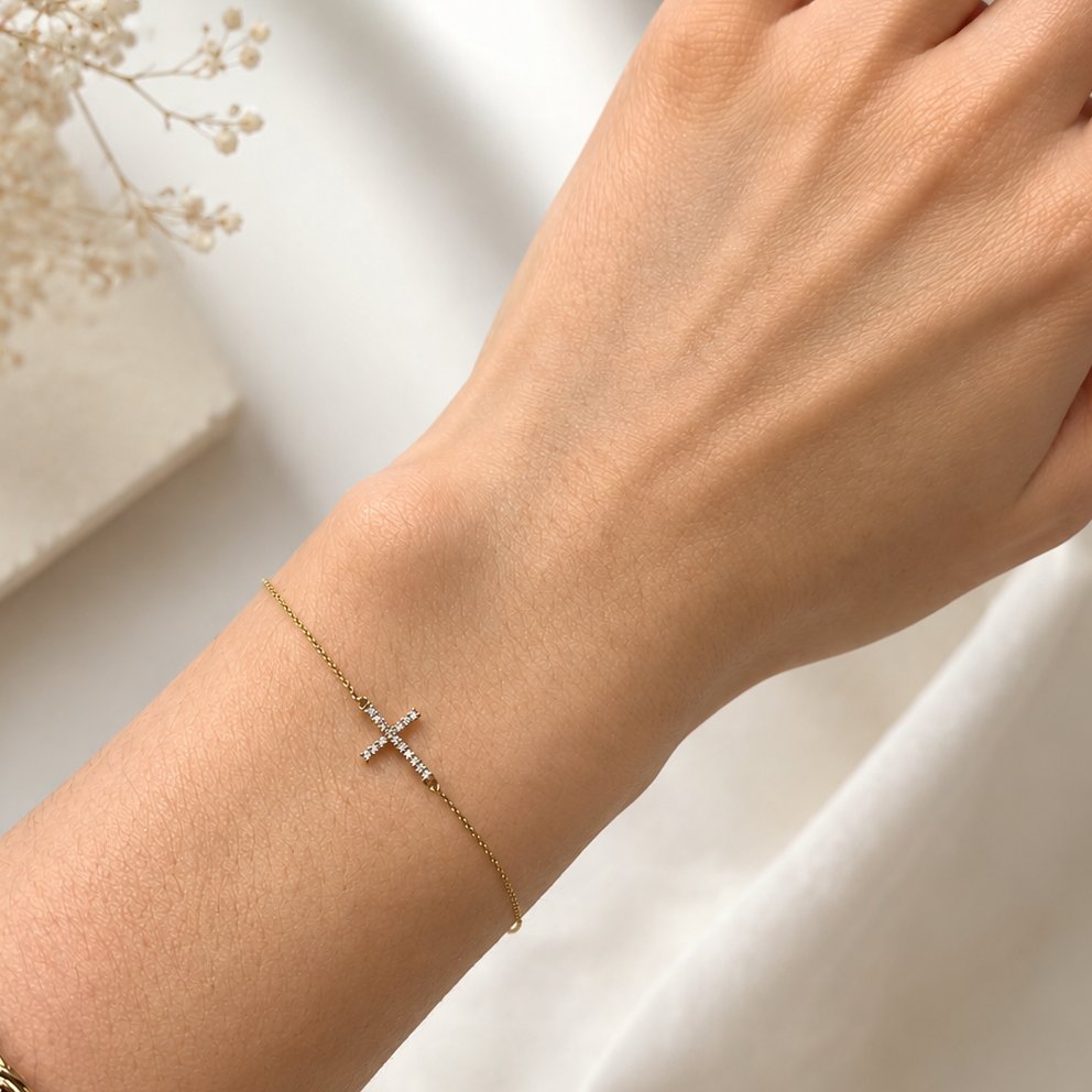 Damenarmband mit Kreuz aus Gelbgold getragen am Handgelenk