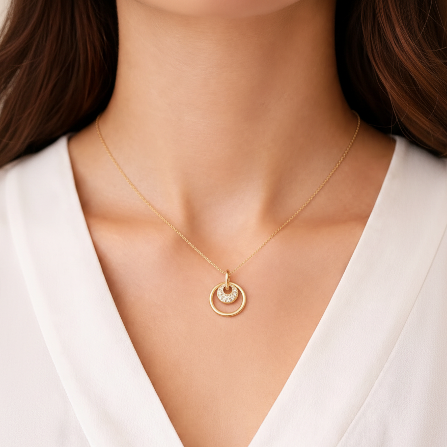 585 Gelbgold Kette mit Zirkonia Anhänger im Doppelkreis-Design getragen 