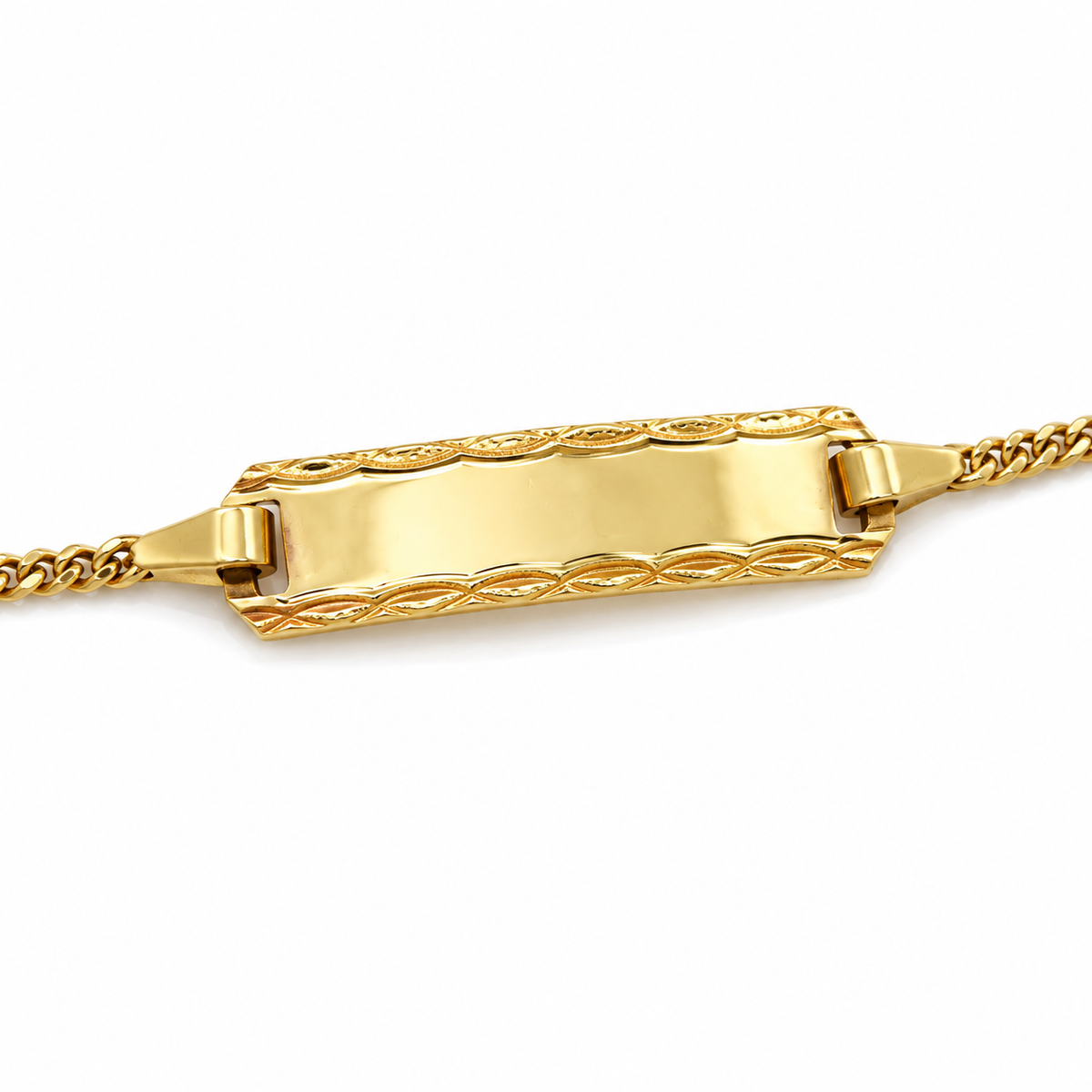 Detail der verzierten Gravurplatte an einem Babyarmband aus 585 Gelbgold