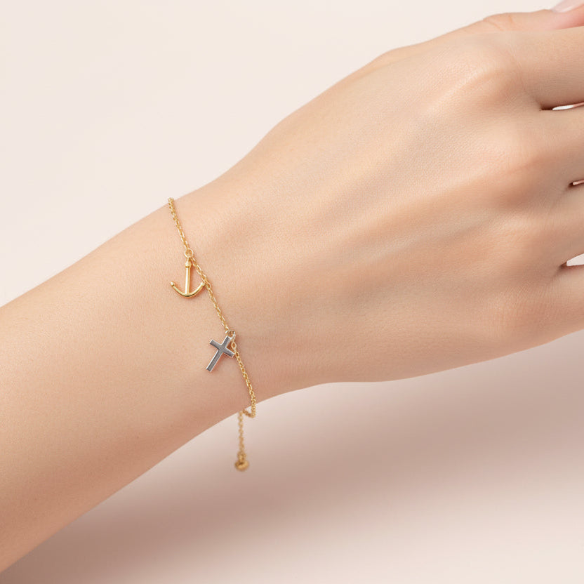 Feines Bettelarmband 585 Gold mit Symbolanhängern am Handgelenk