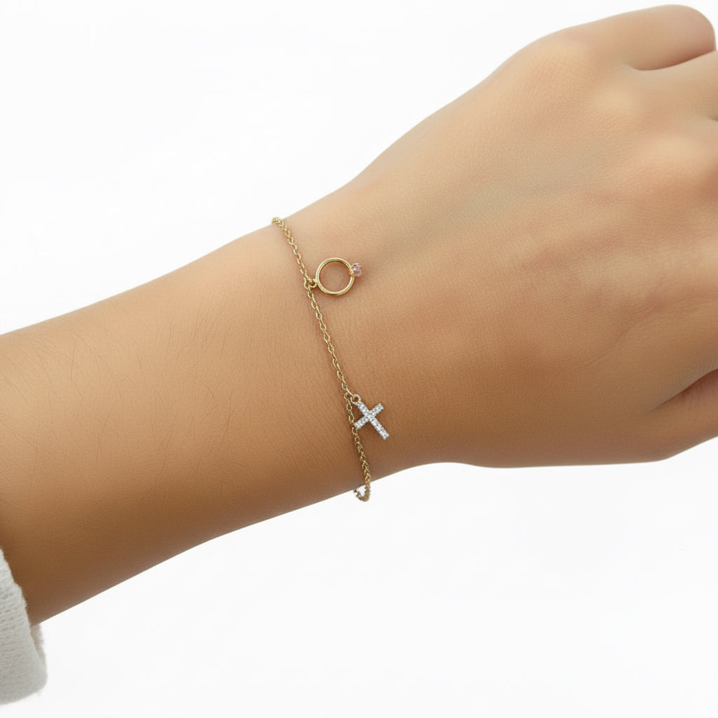 Feines Bettelarmband 585 Gold mit Zirkonia-Symbolanhängern Antragsring und kreuz am Handgelenk