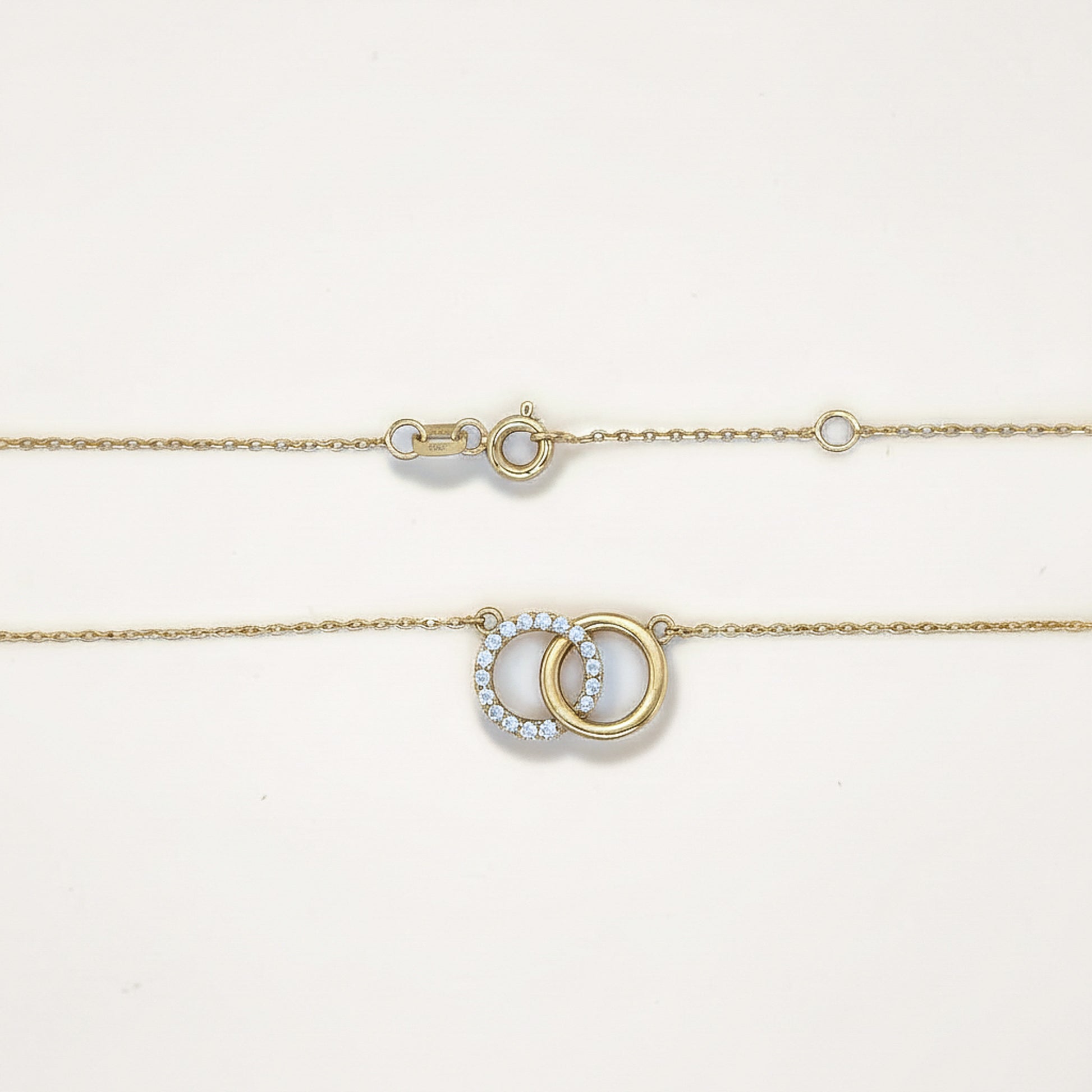 Feine Gelbgoldkette mit verschlungenem Ringdesign und Federringverschluss