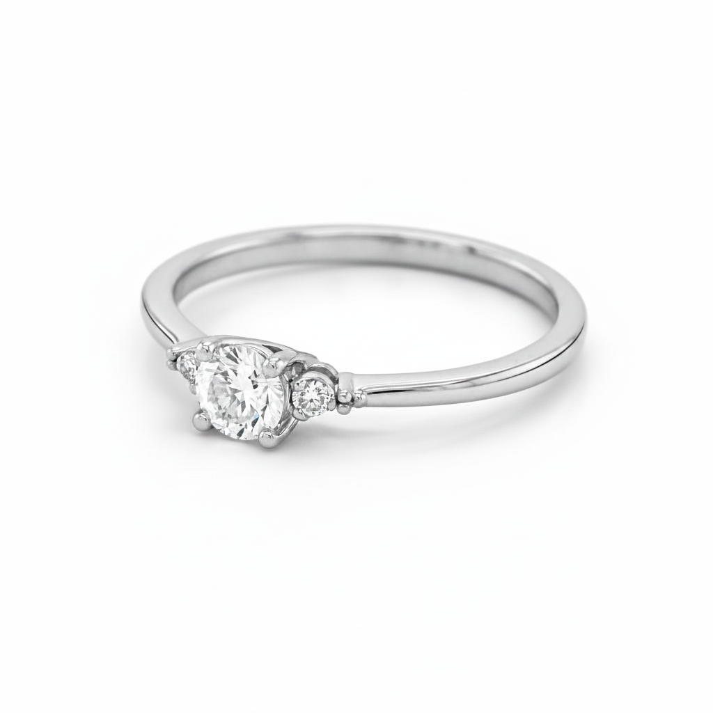 Verlobungsring aus 585 Weißgold mit Brillant 0,23 ct und Seitenbrillanten Schrägansicht