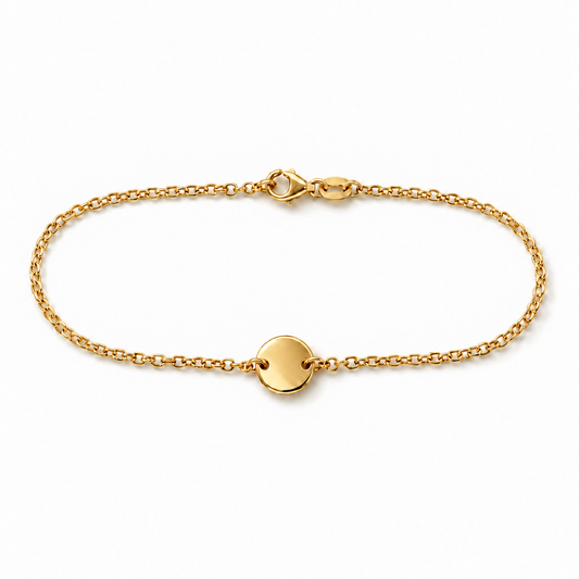 Zartes Armband aus 585 Gelbgold mit runder, polierter Gravurplatte und Karabinerverschluss in Frontansicht.
