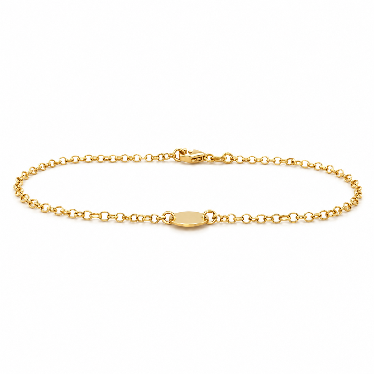 Goldarmband aus 585 Gelbgold mit kleiner Gravurplatte und Karabinerverschluss in flacher Schrägansicht.