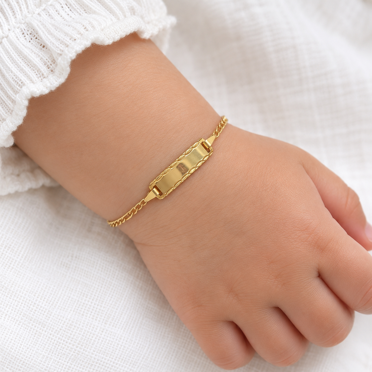 Gravierbares Babyarmband aus 585 Gelbgold mit Figarokette am Kinderhandgelenk getragen