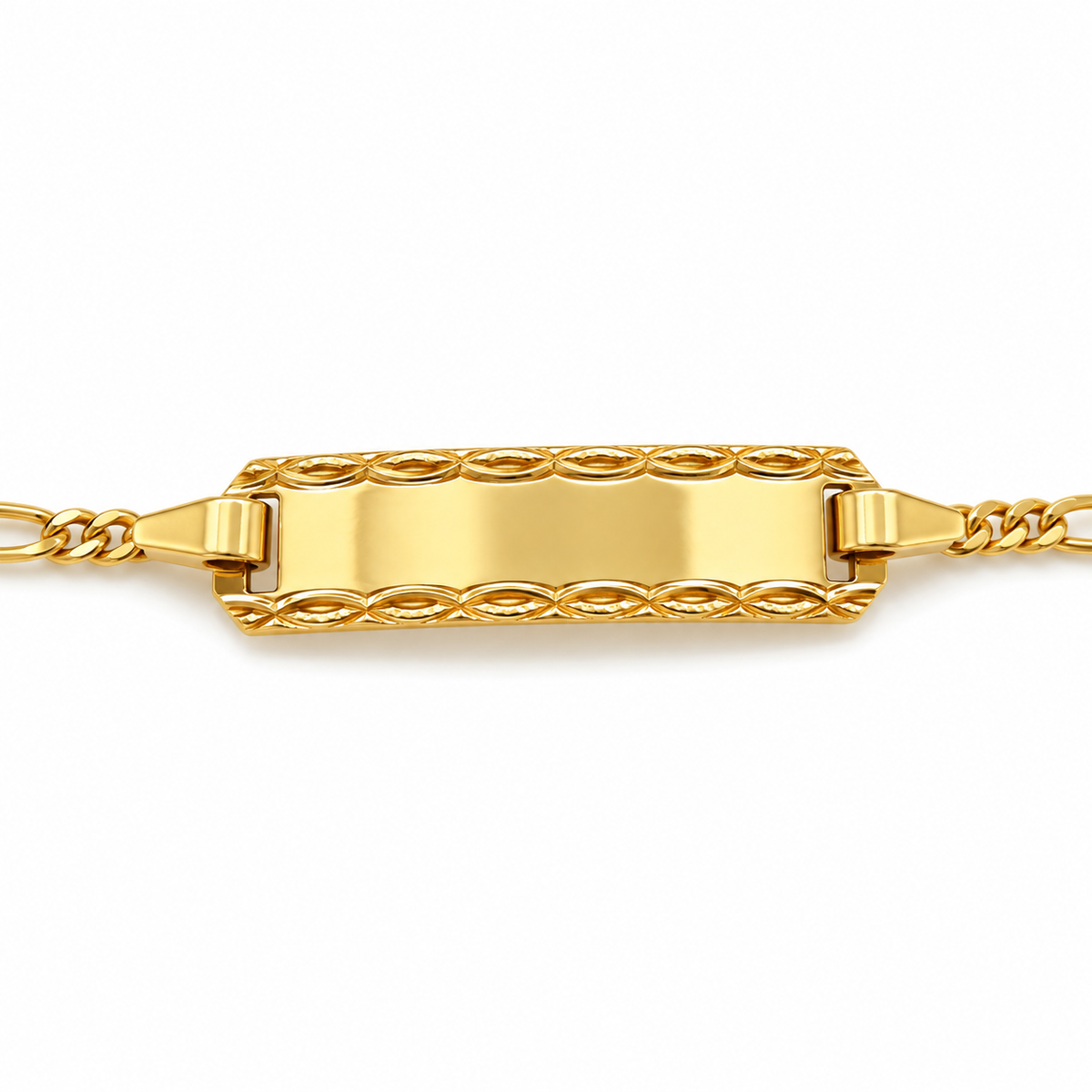 Verzierte Gravurplatte am Babyarmband aus 585 Gelbgold mit Figarokette – Detailansicht