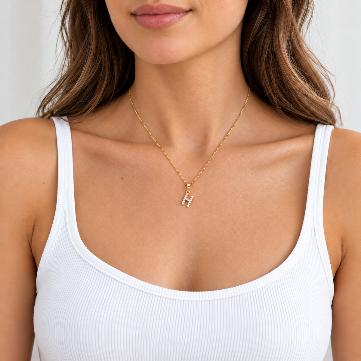 H-Anhänger aus 585 Gelbgold mit Zirkonia an einer feinen Goldkette.