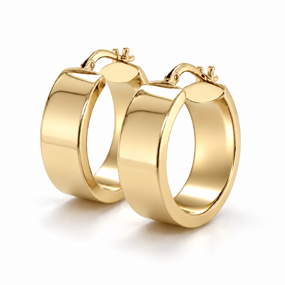 Runde Creolen aus 585 Gelbgold in Schrägansicht mit polierten Innen- und Außenflächen sowie Klappverschluss.