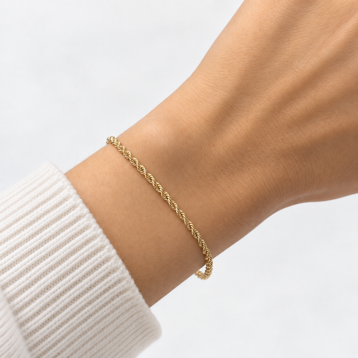 Filigranes Kordelarmband aus 585 Gelbgold 18 cm am Handgelenk getragen