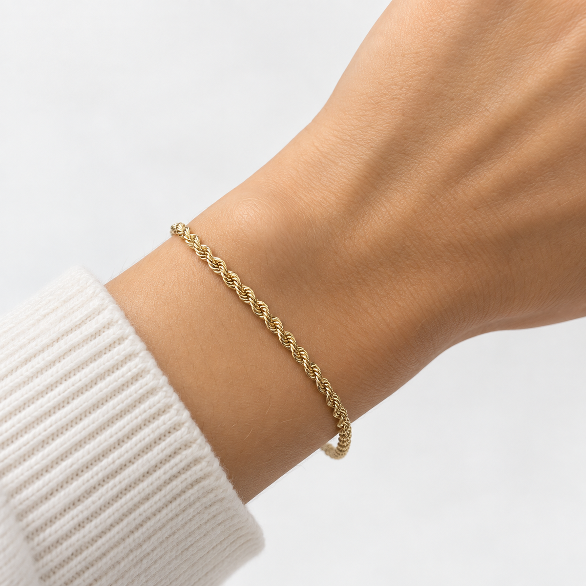 Kordelarmband aus 585 Gelbgold 19 cm am Handgelenk getragen