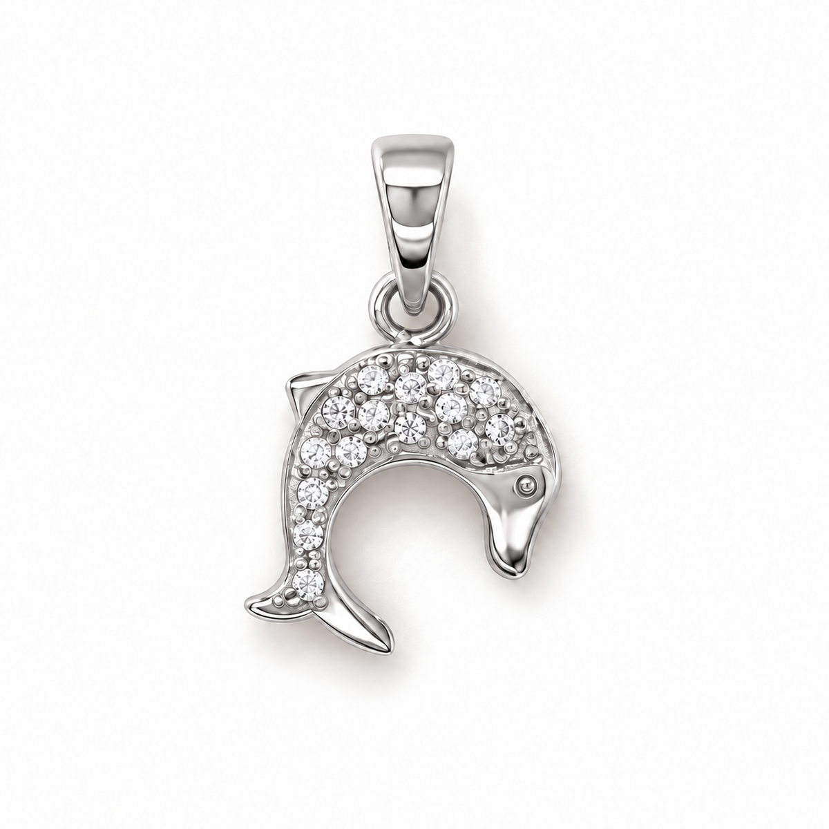 Vorderseite des Delfin-Anhängers aus 585 Weißgold mit weißen Zirkonia und glänzend polierter Anhängeröse auf weißem Hintergrund.