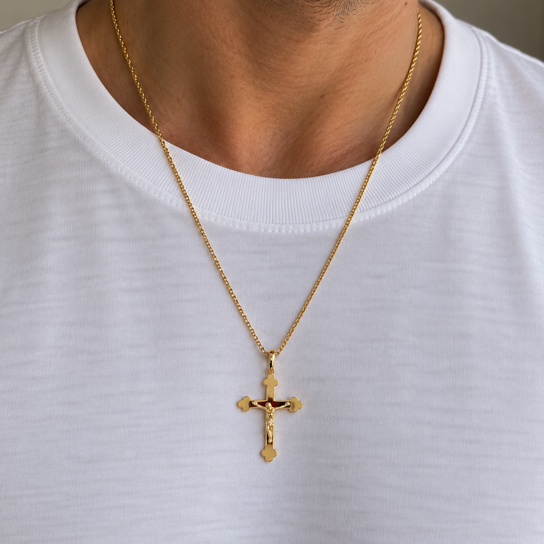 Goldkreuz mit Jesus aus 585 Gold an einem Mann getragen