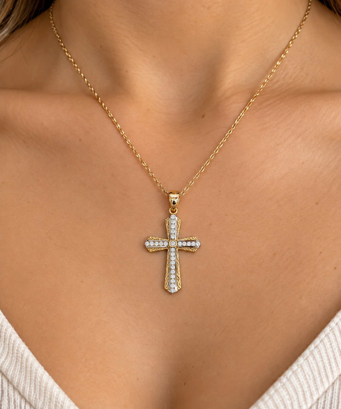 Goldkreuz mit Zirkonia aus 585 Gold in Bicolor getragen an einer Kette