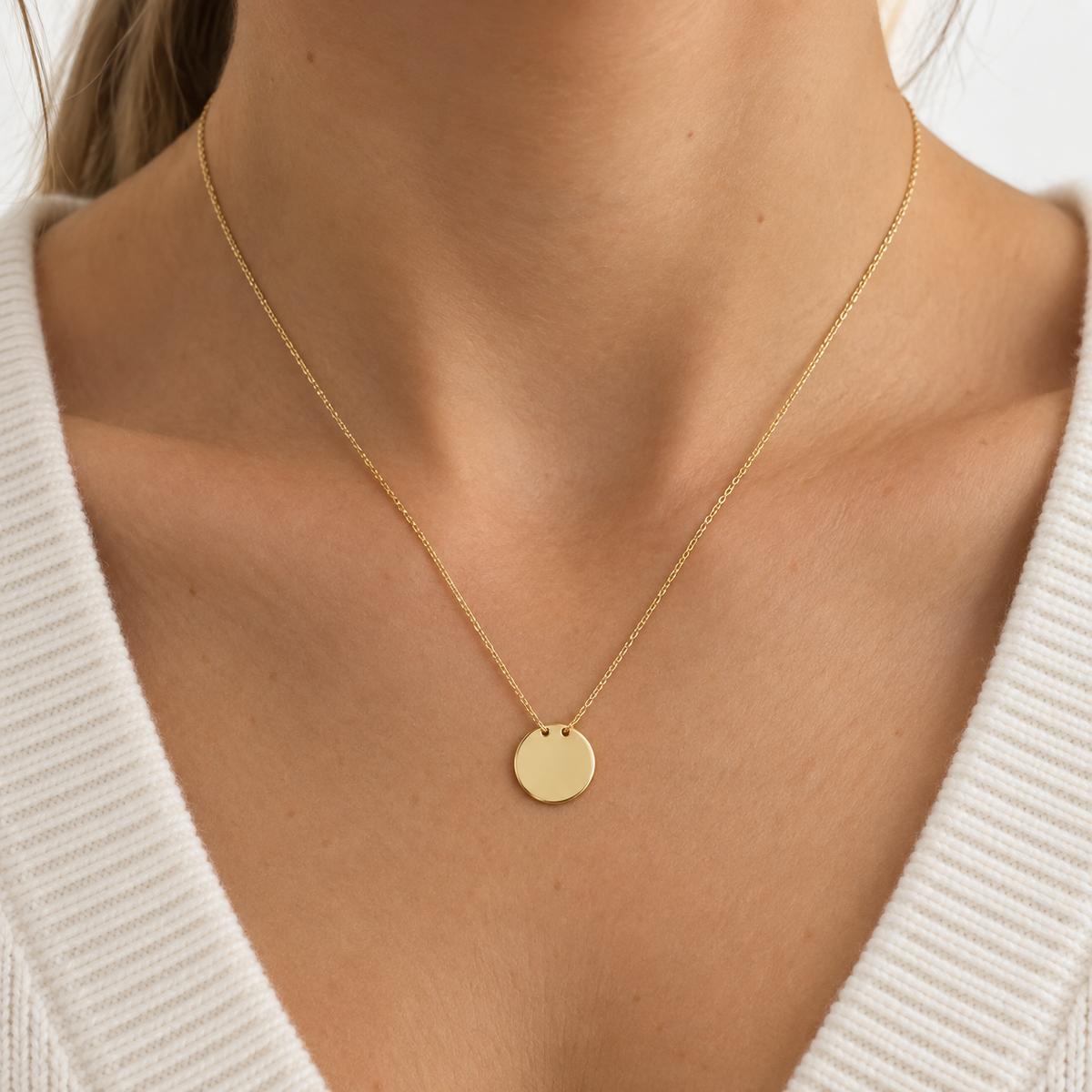Personalisierbare Gravurkette aus 585 Gelbgold mit rundem Anhänger getragen