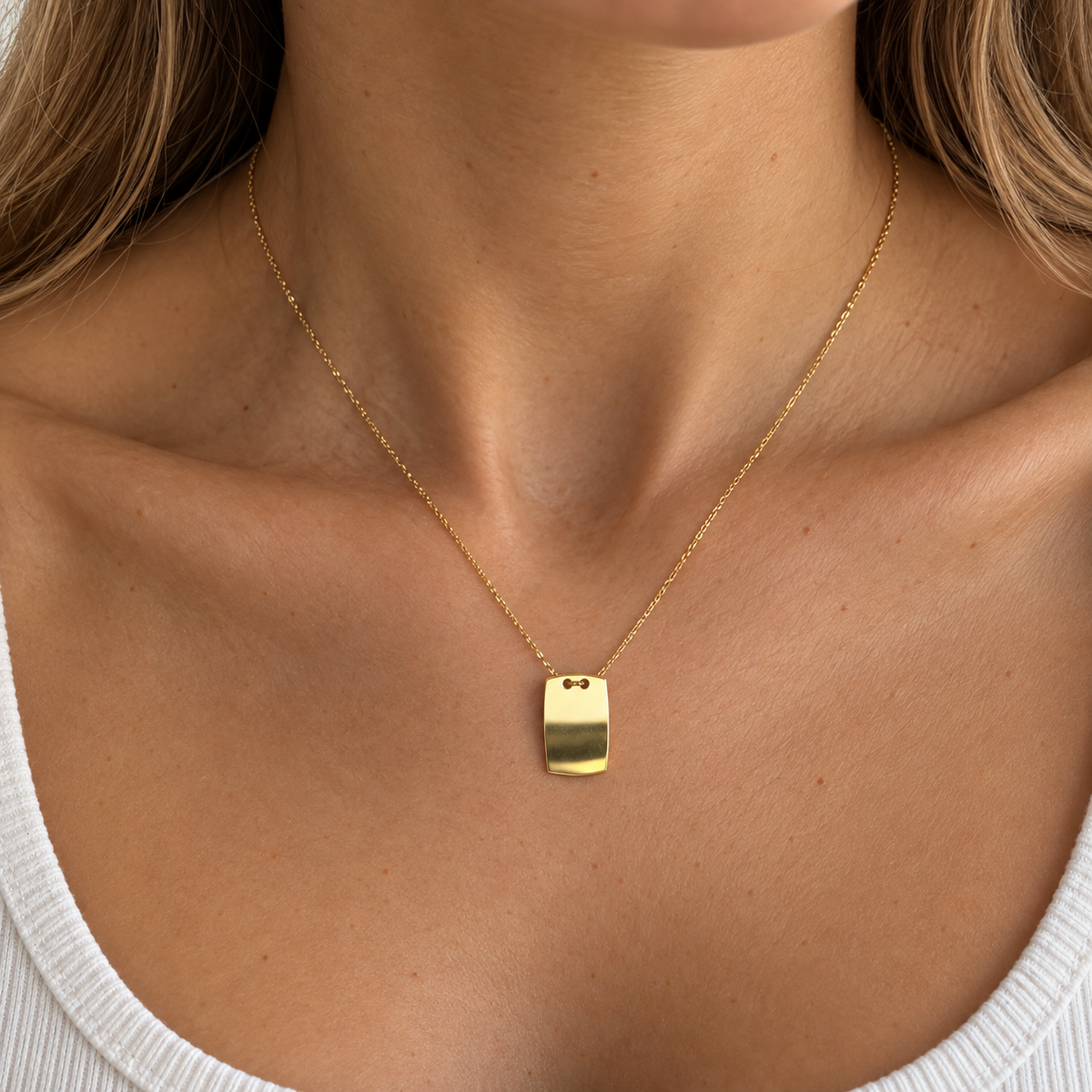 Gravurkette aus 585 Gelbgold mit rechteckiger Gravurplatte am Hals getragen
