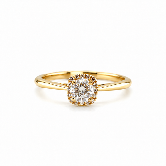 Halo-Verlobungsring aus 585 Gelbgold mit 0,32 ct Mittelstein und umlaufendem Diamantbesatz in Frontansicht.