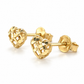 Goldene Herz-Ohrstecker aus 585 Gelbgold in Schrägansicht mit offenem Muster, Steckstiften und Ohrmuttern.