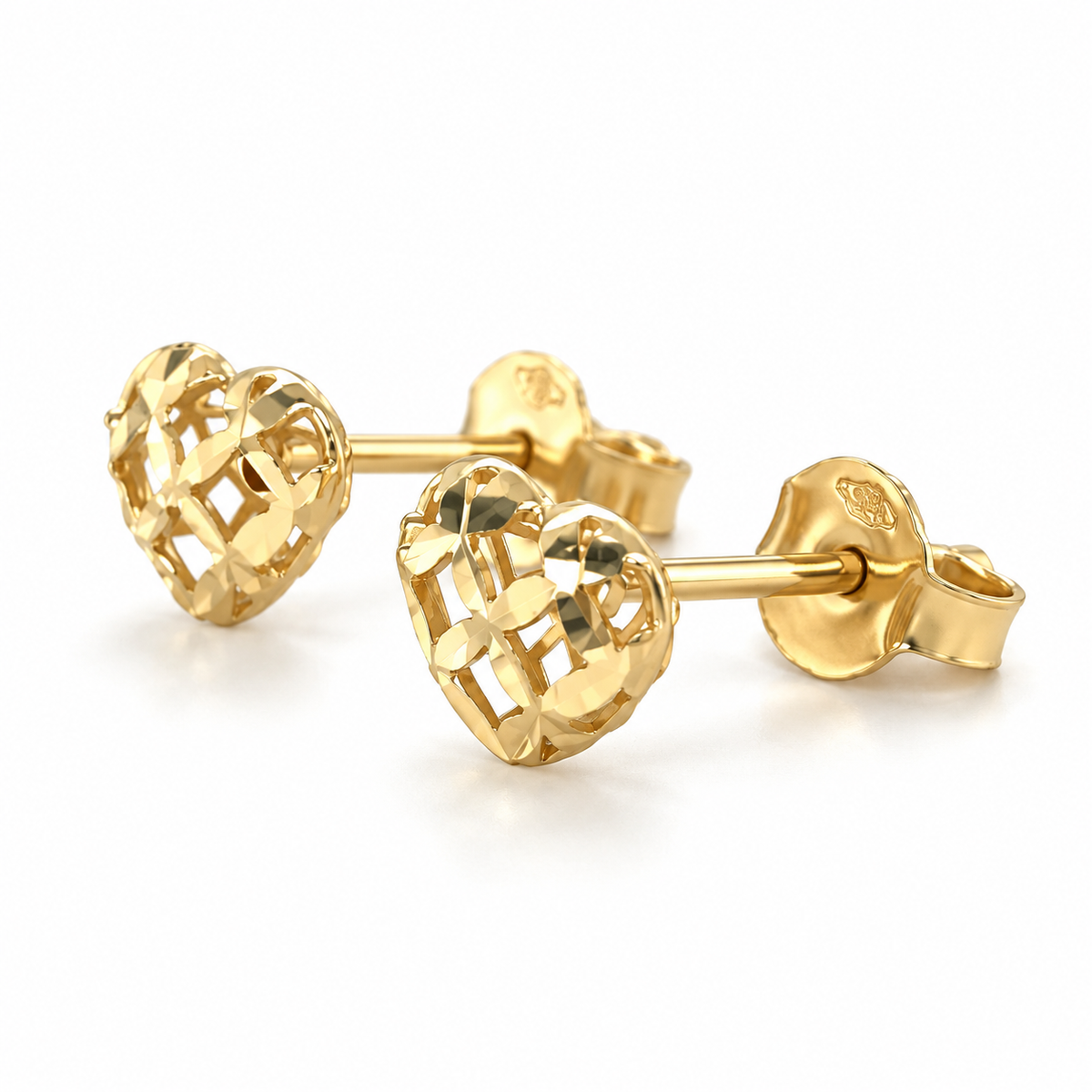 Goldene Herz-Ohrstecker aus 585 Gelbgold in Schrägansicht mit offenem Muster, Steckstiften und Ohrmuttern.