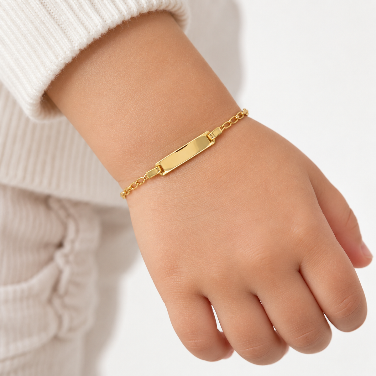 Kinderarmband 585/- Gelbgold mit Gravurplatte am Handgelenk getragen