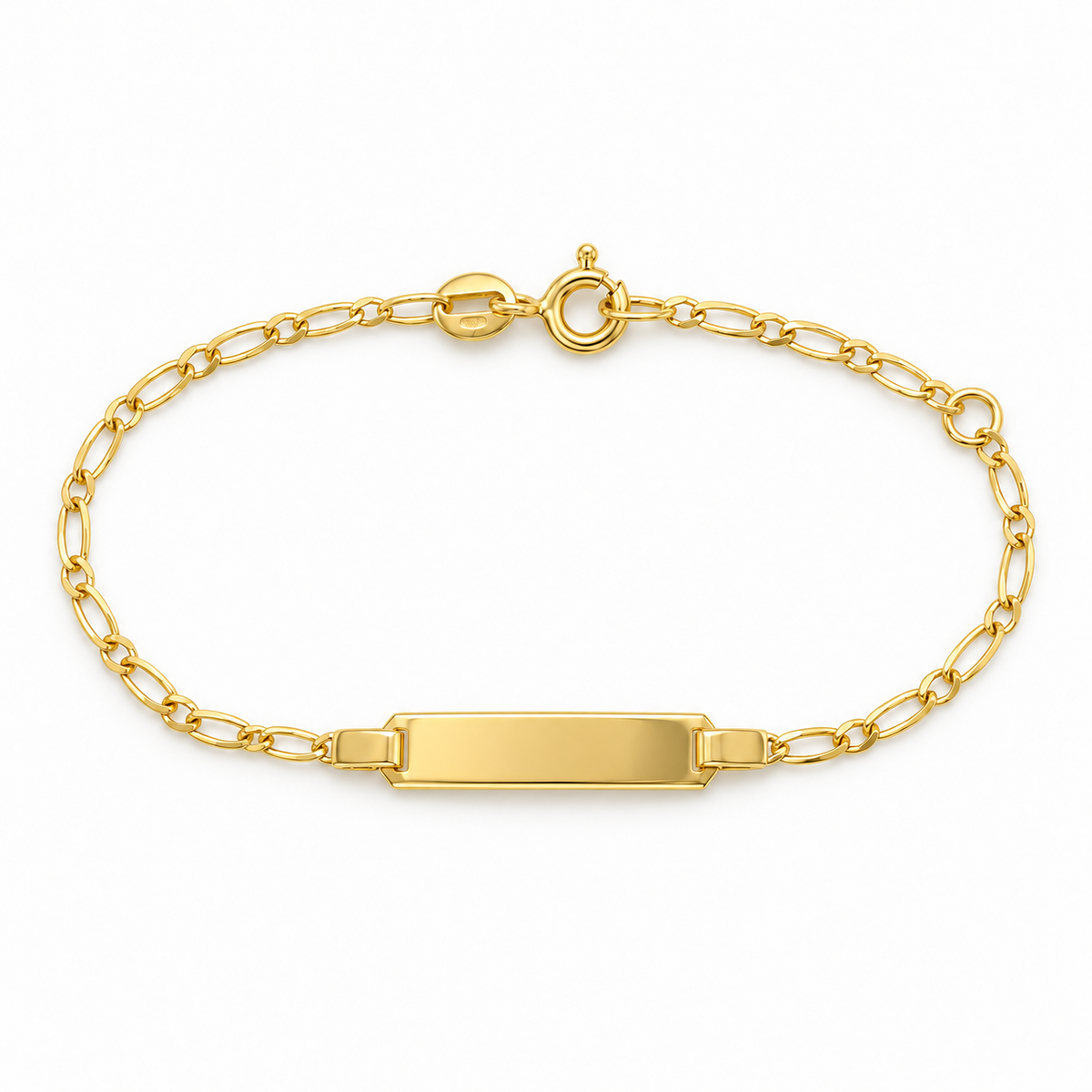 Kinderarmband aus 585 Gelbgold mit feiner Gliederkette, polierter Gravurplatte und zusätzlicher Zwischenöse auf weißem Hintergrund.