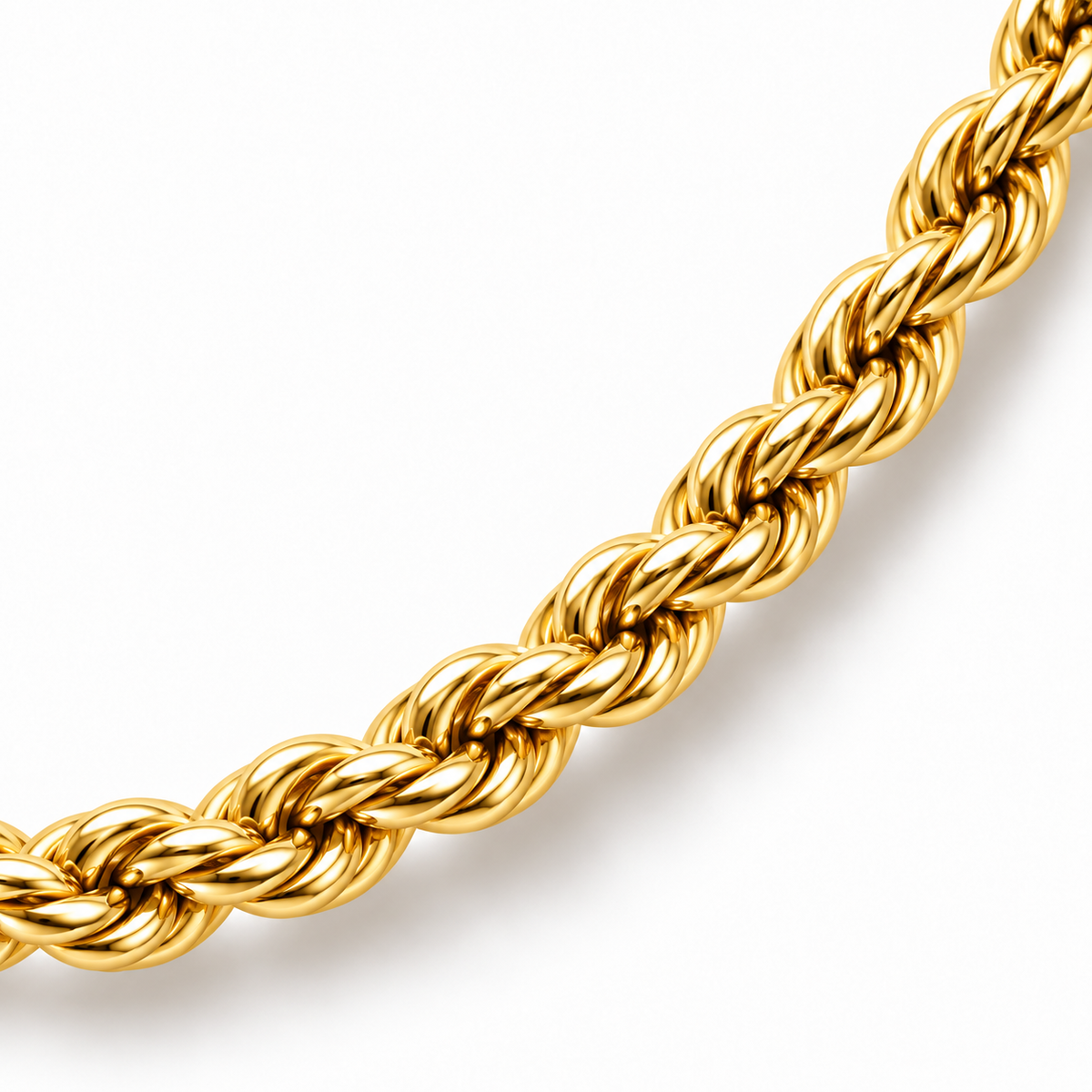 Makroaufnahme des gedrehten Kordelmusters einer Goldkette aus 585 Gelbgold mit polierten, ineinandergreifenden Gliedern.