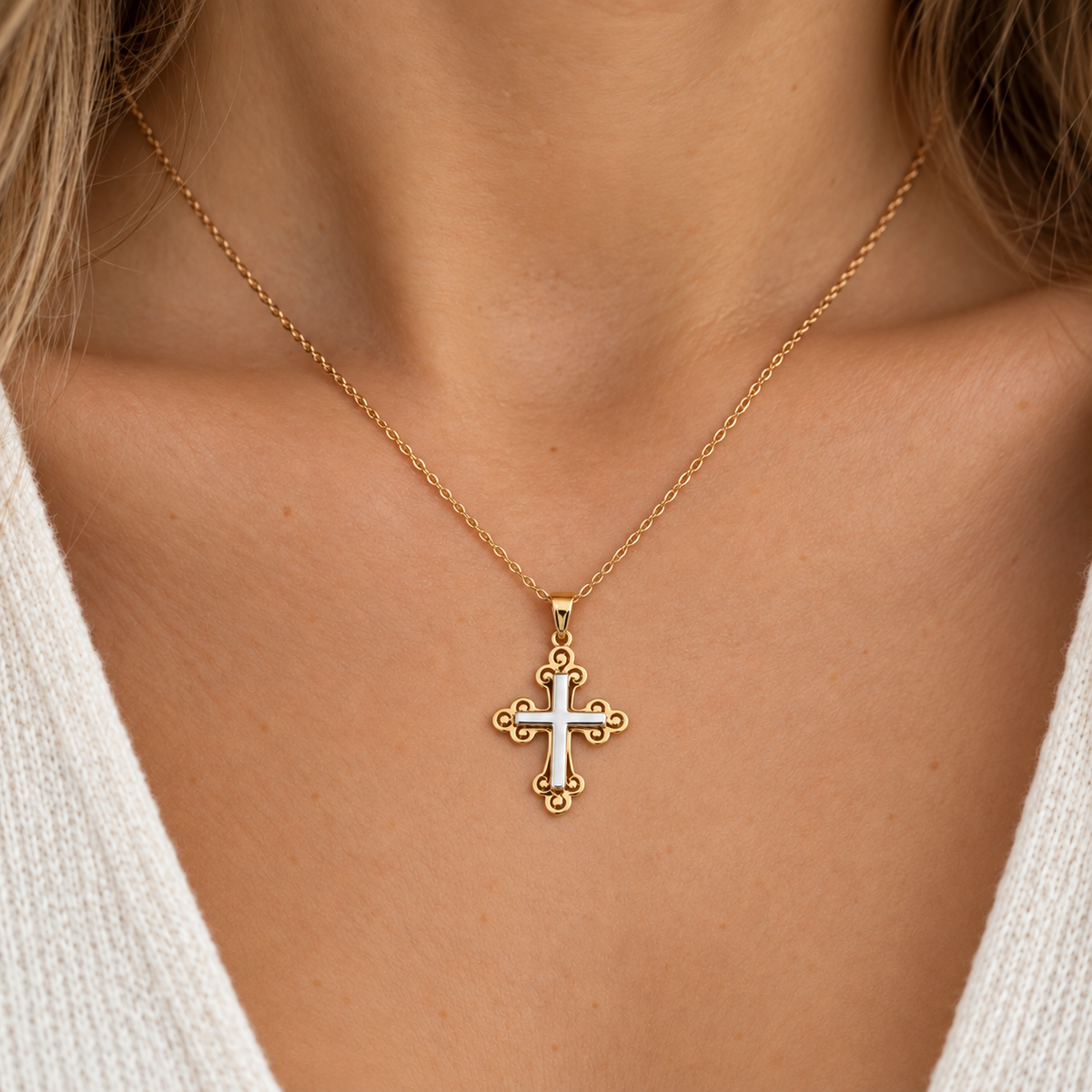 Kreuz Anhänger aus 585 Gelbgold und Weißgold getragen an einer Kette