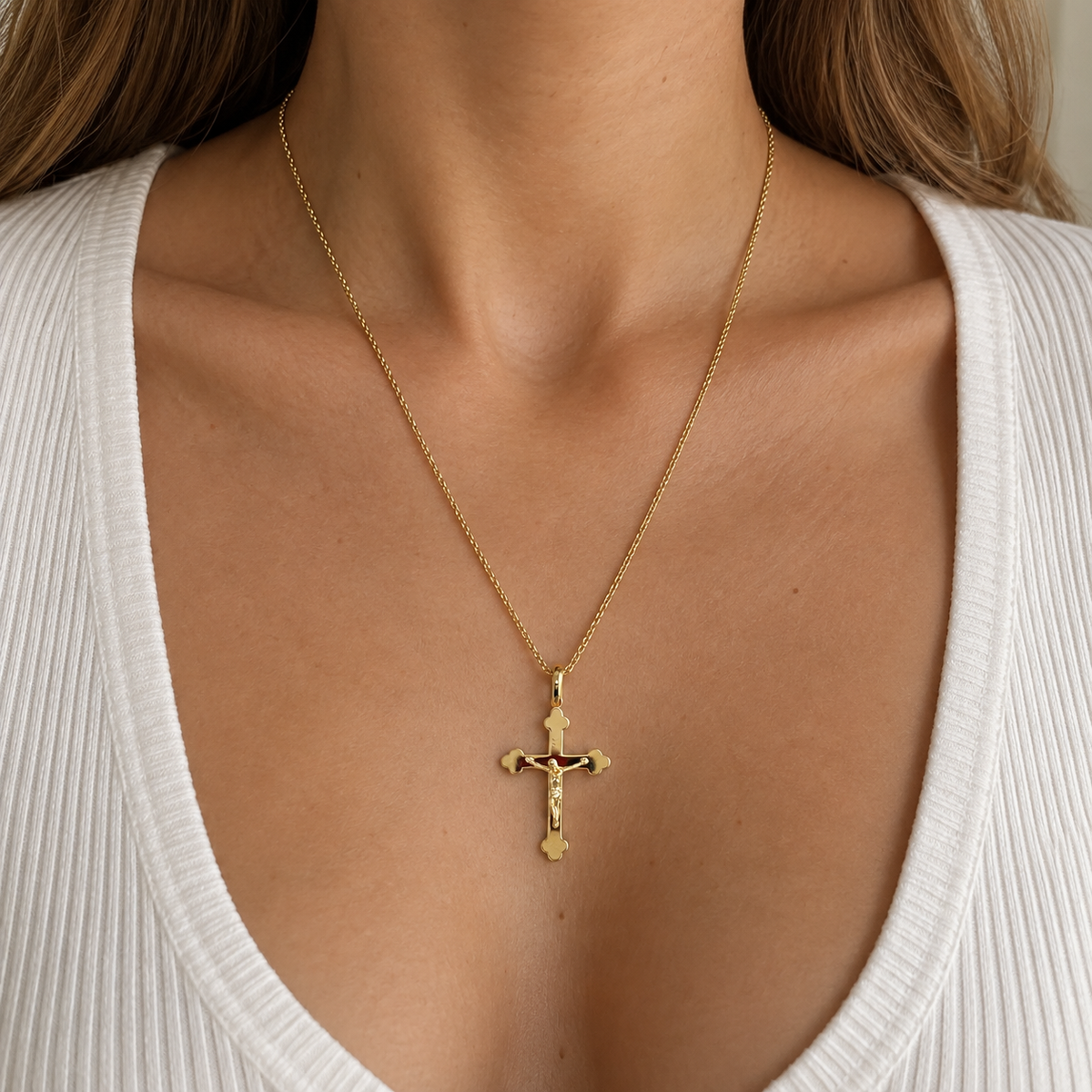 Kreuz Anhänger mit Jesus aus 585 Gold am Hals einer Frau getragen