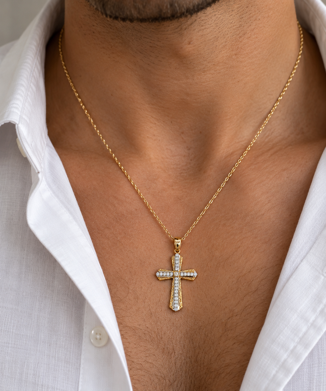 Kreuz Anhänger aus 585 Gold mit Zirkonia in Gelbgold und Weißgold an Kette getragen