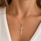 Kreuzanhänger aus 585 Gold Bicolor mit Jesus an einer Kette getragen