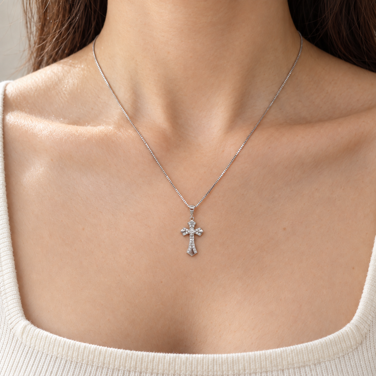 Kreuzkette aus 585 Weißgold mit Zirkonia getragen an einer Frau