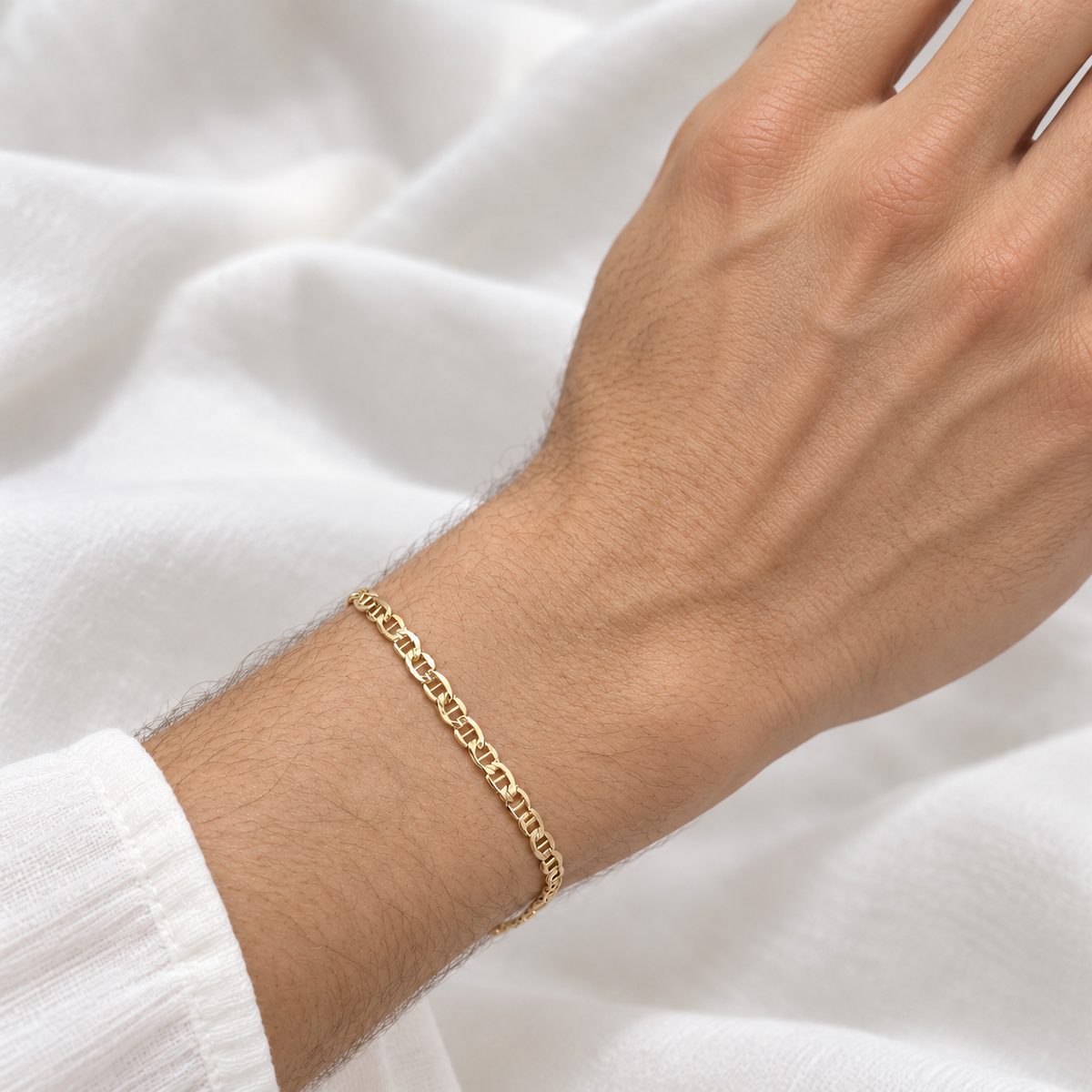 Stäbchenpanzer-Armband aus 585 Gelbgold mit 3,5 mm Breite und polierten Mittelstegen an einem Herrenhandgelenk getragen.