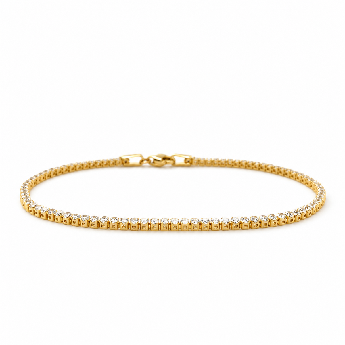 Feines Tennisarmband aus 585 Gelbgold mit rund gefassten Zirkonia in flacher Schrägansicht auf weißem Hintergrund.