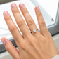 Verlobungsring aus 585 Gelbgold mit 1,08 ct Labordiamant im Cushion-Schliff getragen