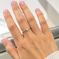 Verlobungsring aus 585 Gelbgold mit rundem Zirkonia getragen