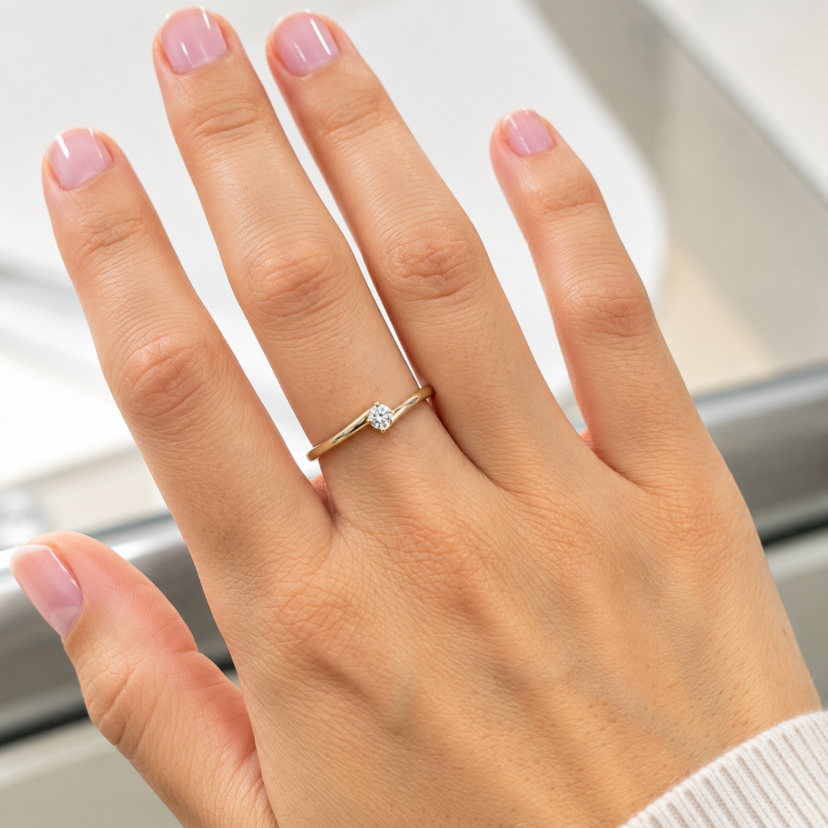 Verlobungsring aus 585 Gelbgold mit rundem Zirkonia getragen