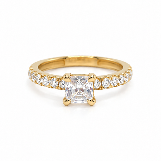 Verlobungsring aus 585 Gelbgold mit Zirkonia im Princess-Schliff Frontansicht